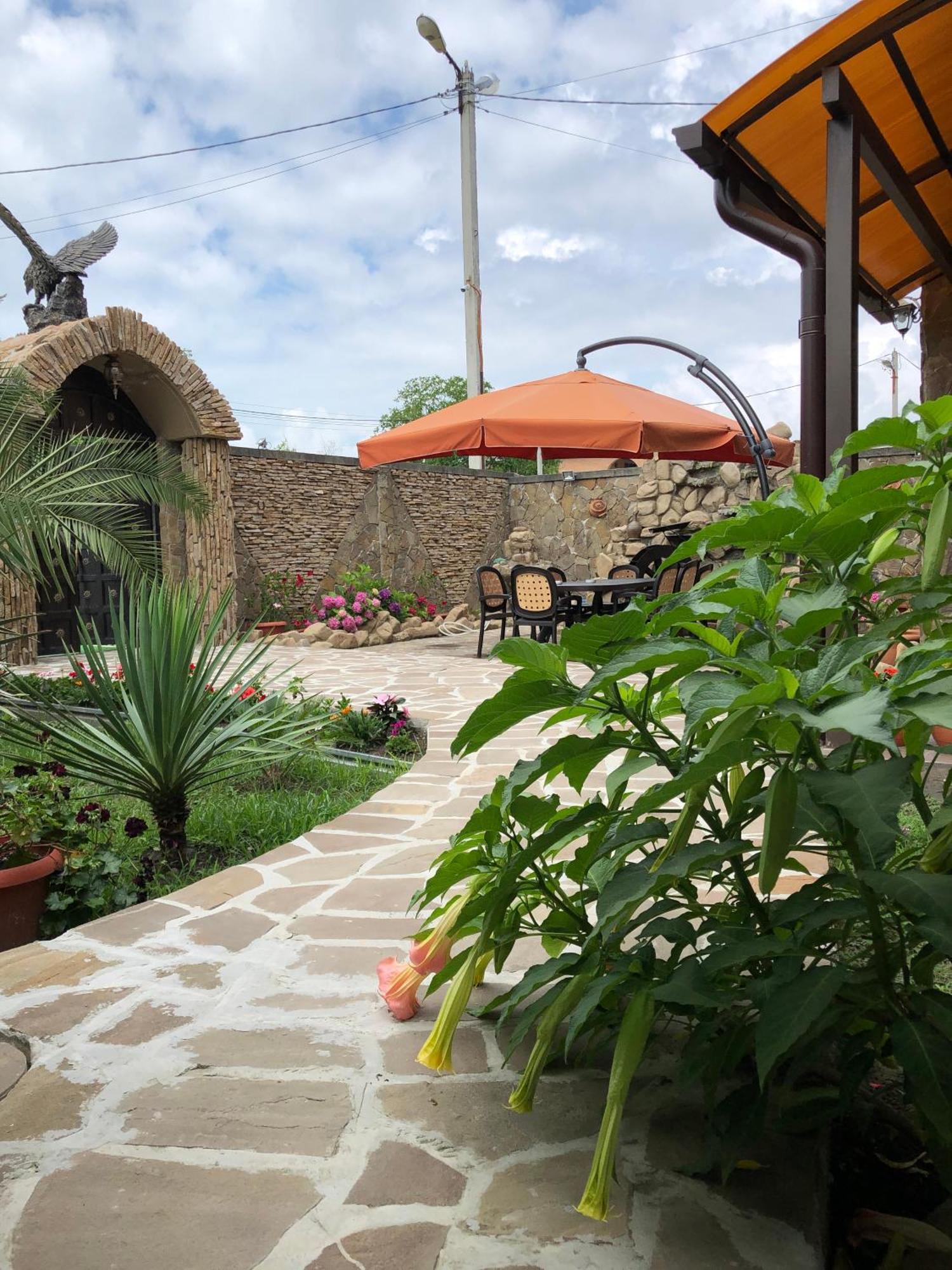 Гостевой Дом Siella Hotel Sukhumi Exterior photo
